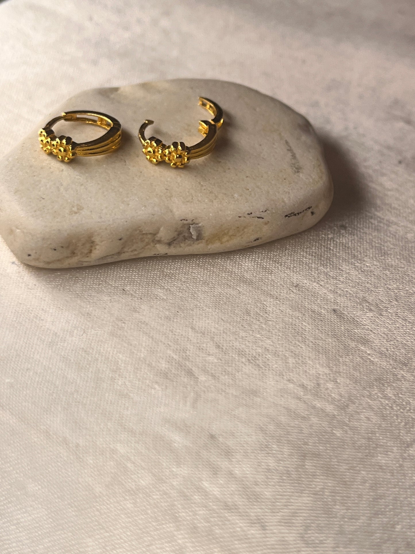 Rustic 2-flower Huggies