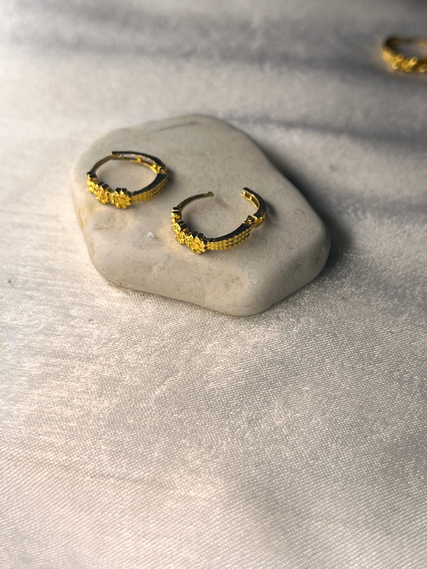 Rustic 3-flower cross-cross design Huggies