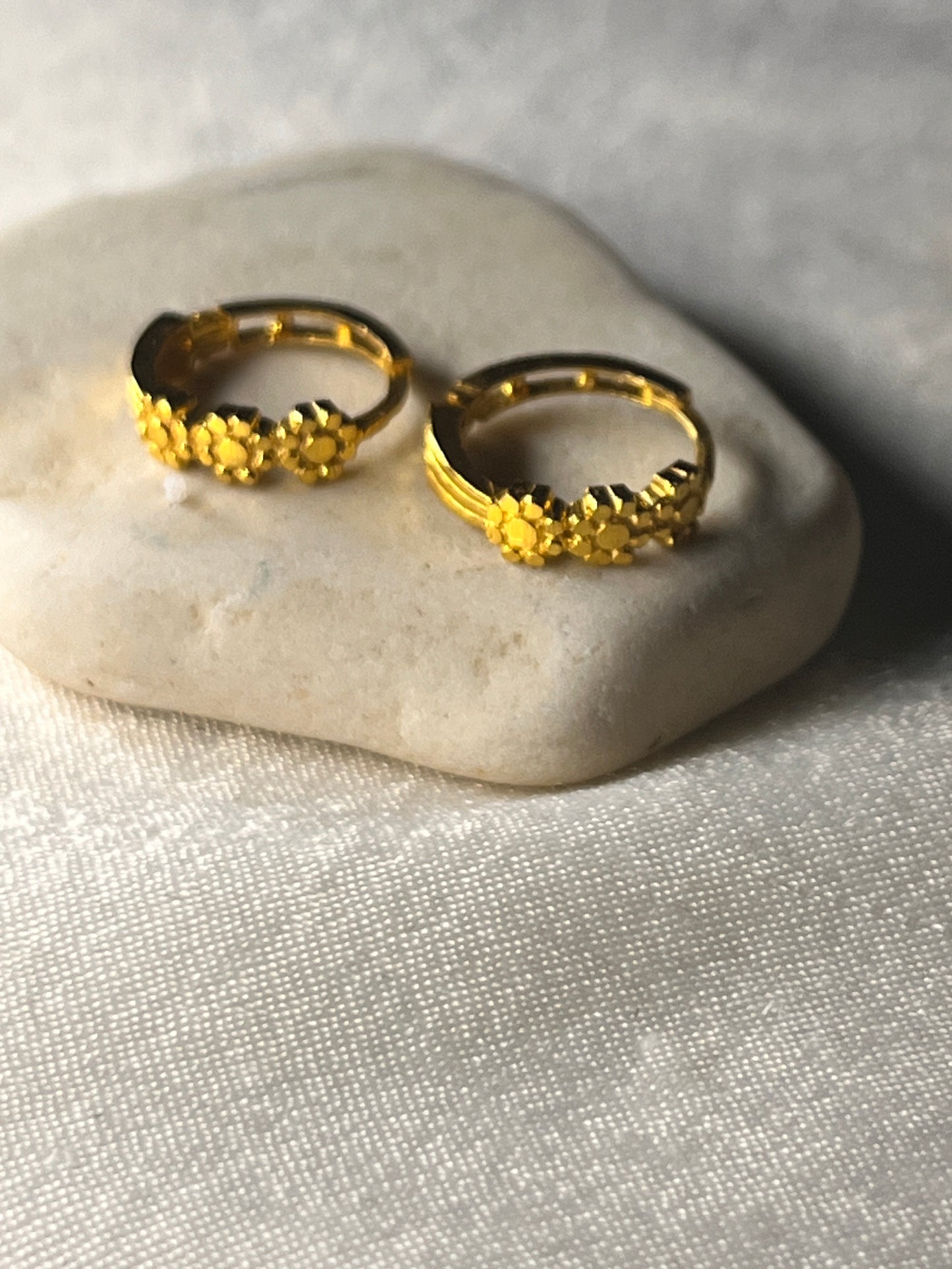 Rustic 3-flower Huggies