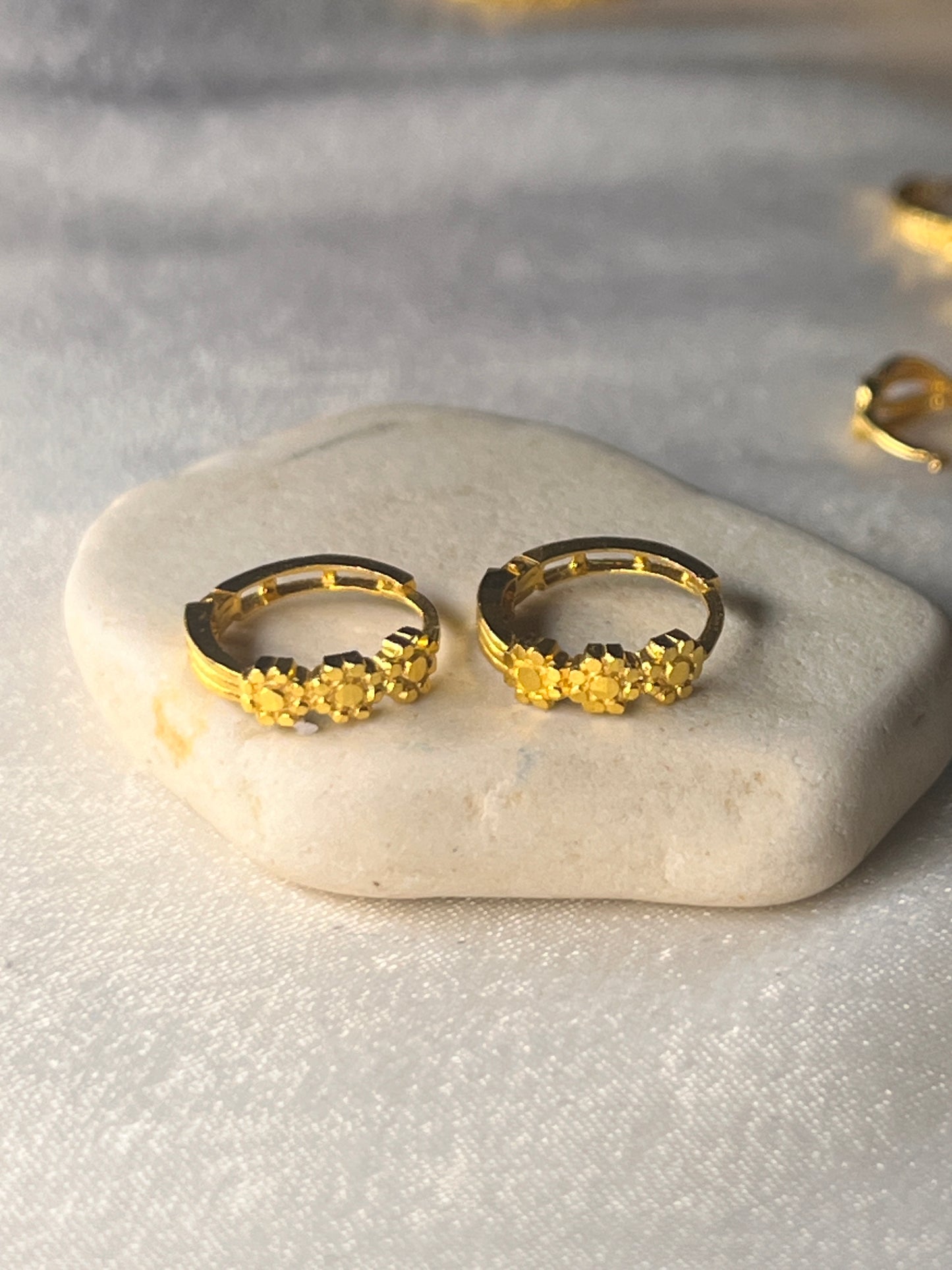 Rustic 3-flower Huggies