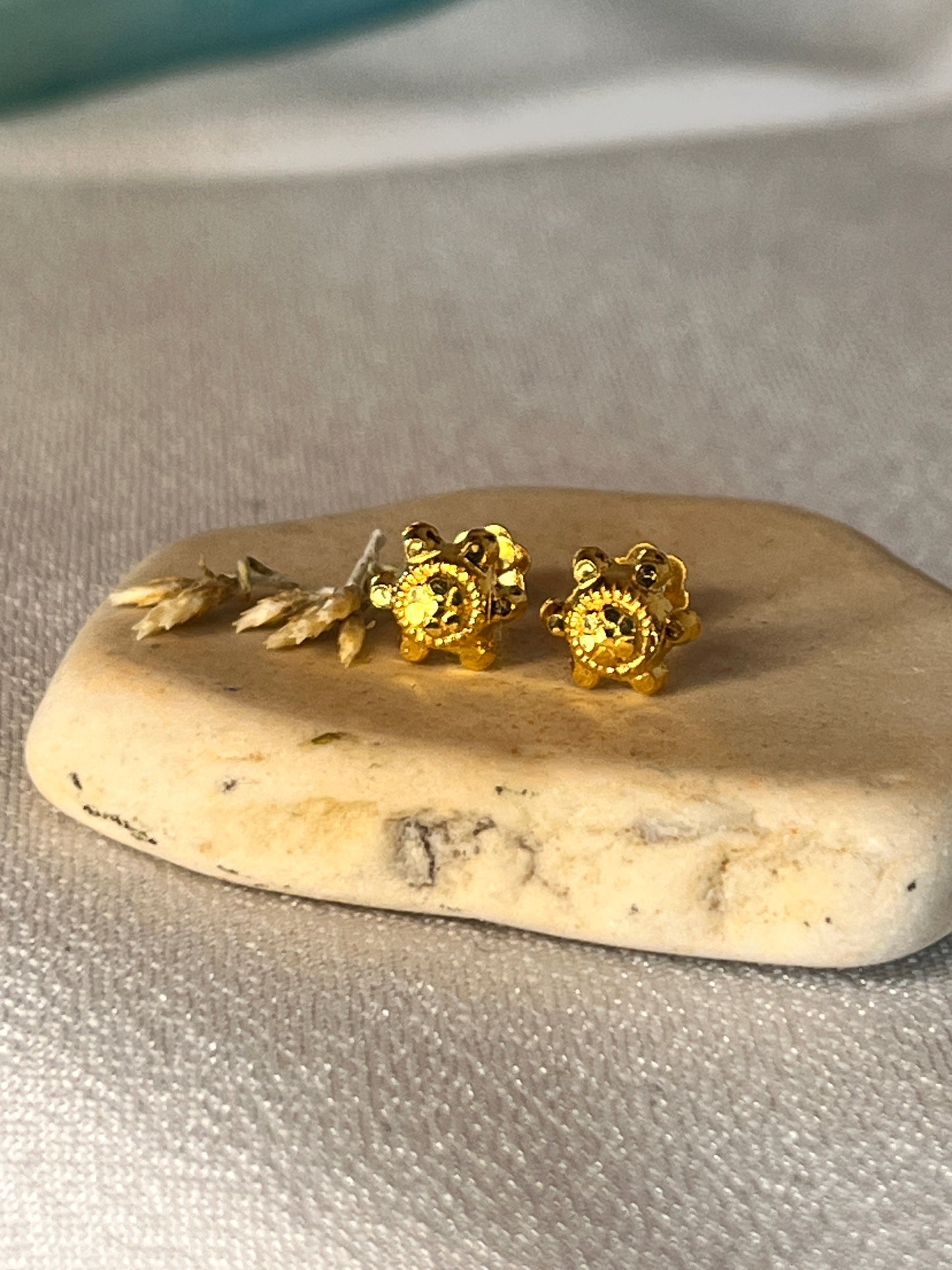 Flower Outline Studs | 5mm approx