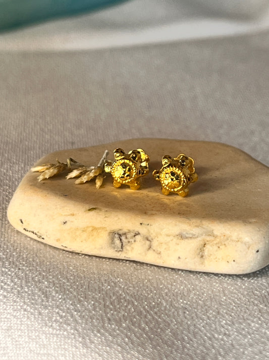 Flower Outline Studs | 5mm approx