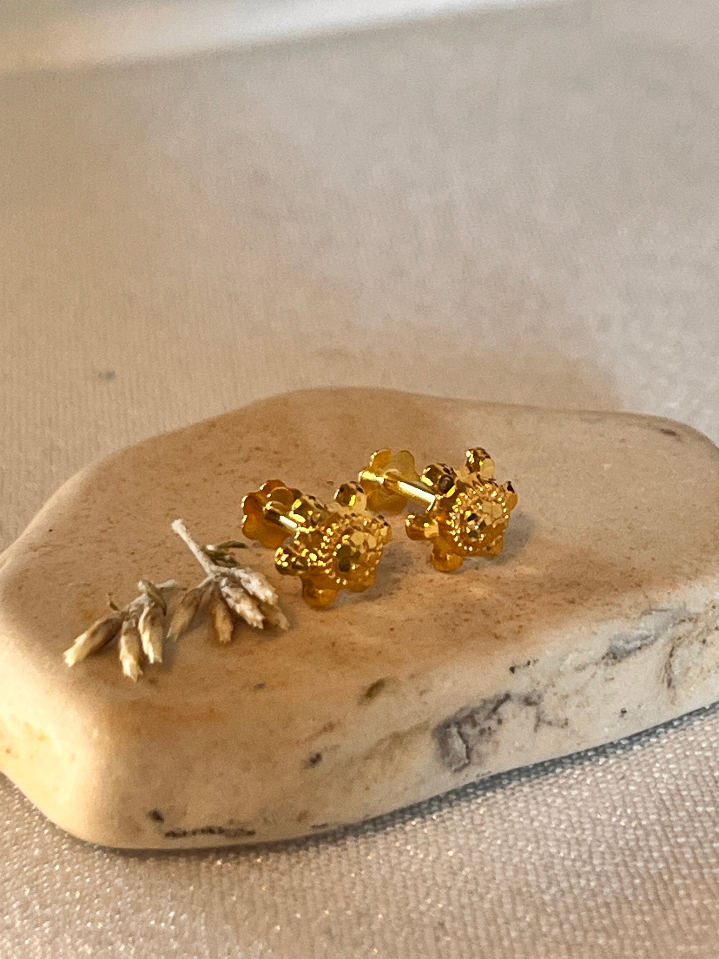 Flower Outline Studs | 5mm approx