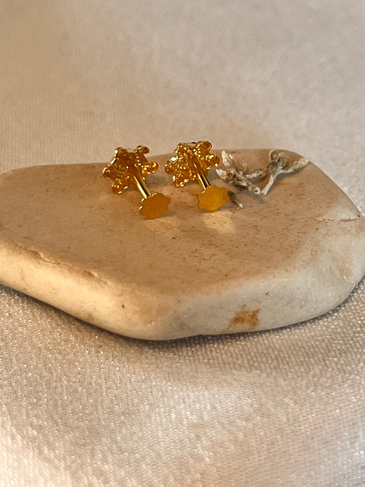 Flower Outline Studs | 5mm approx