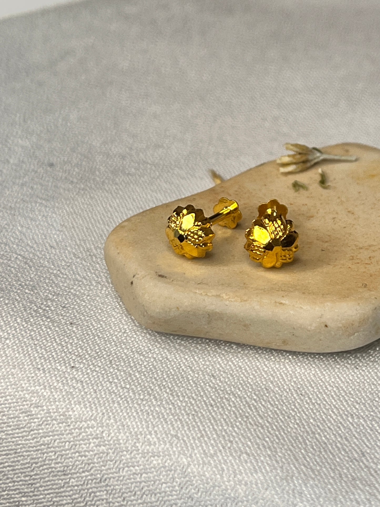 Riya Studs | 5mm approx