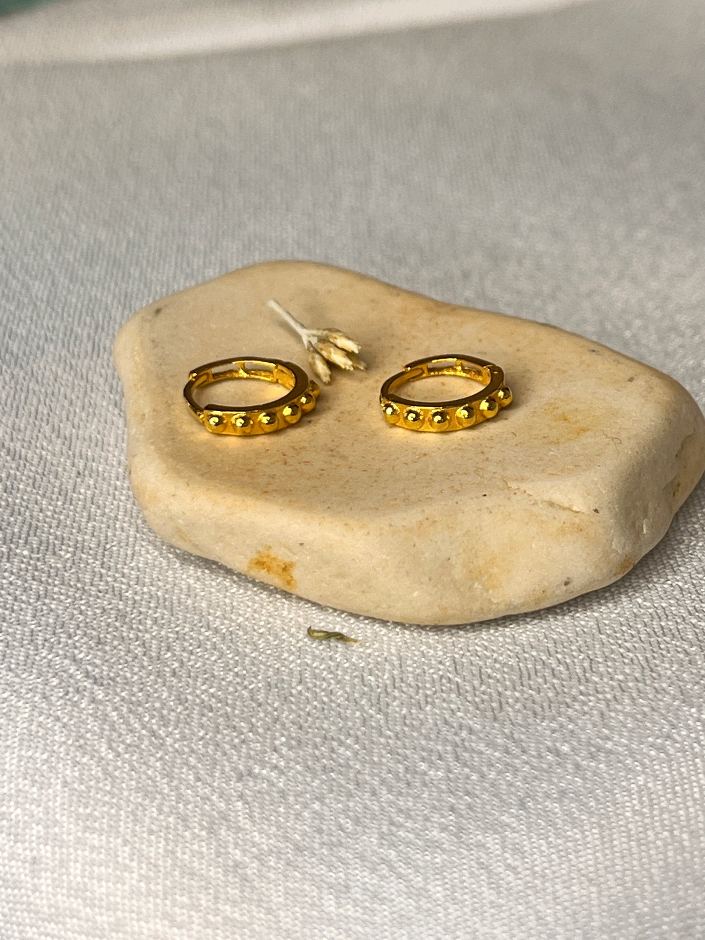 Dotted Stud Huggies | 6.5mm