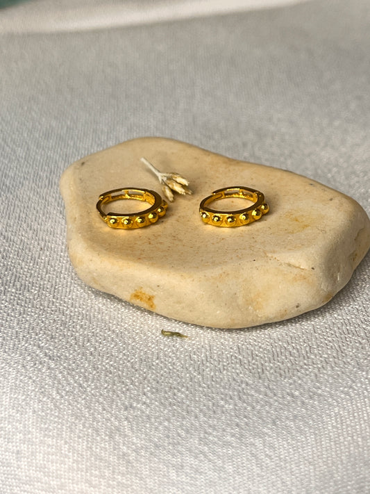Dotted Stud Huggies | 6.5mm