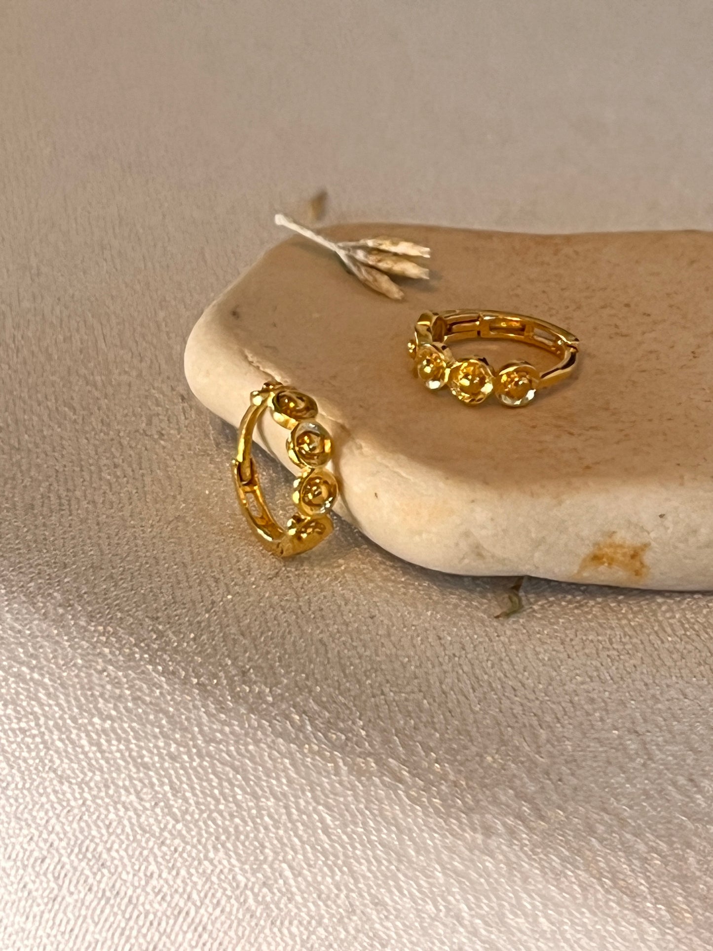 Circle-Dot Huggies | 7.5mm