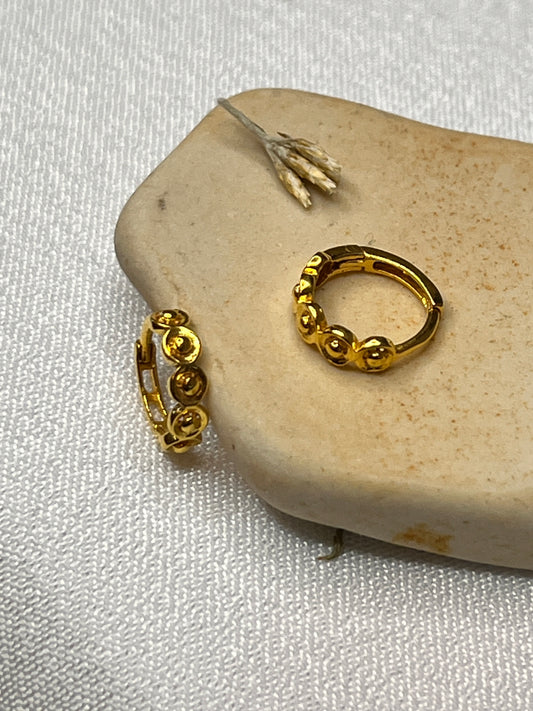 Circle-Dot Huggies | 7.5mm