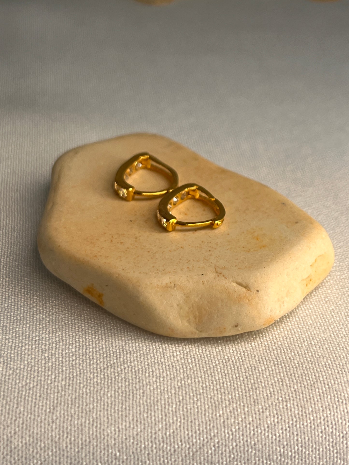 V Huggies | 7mm Width and 7.8mm Length