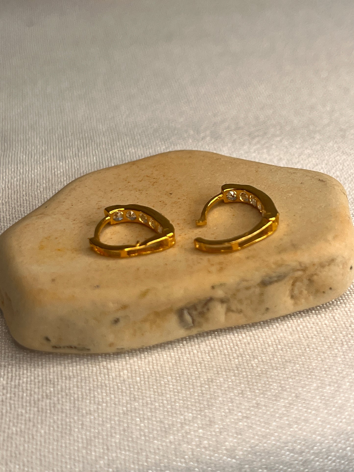 V Huggies | 7mm Width and 7.8mm Length