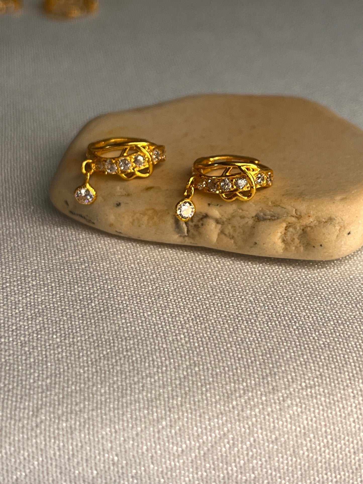 Heart Wrapped Huggie | 7.5mm